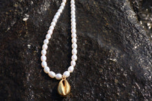 Load image into Gallery viewer, Pearl Shell Necklace