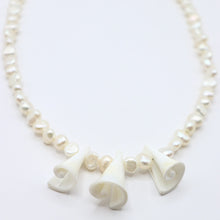 Load image into Gallery viewer, Swirly Pearly Necklace