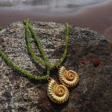 Load image into Gallery viewer, Peridot Swirly Shell