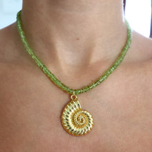 Load image into Gallery viewer, Peridot Swirly Shell